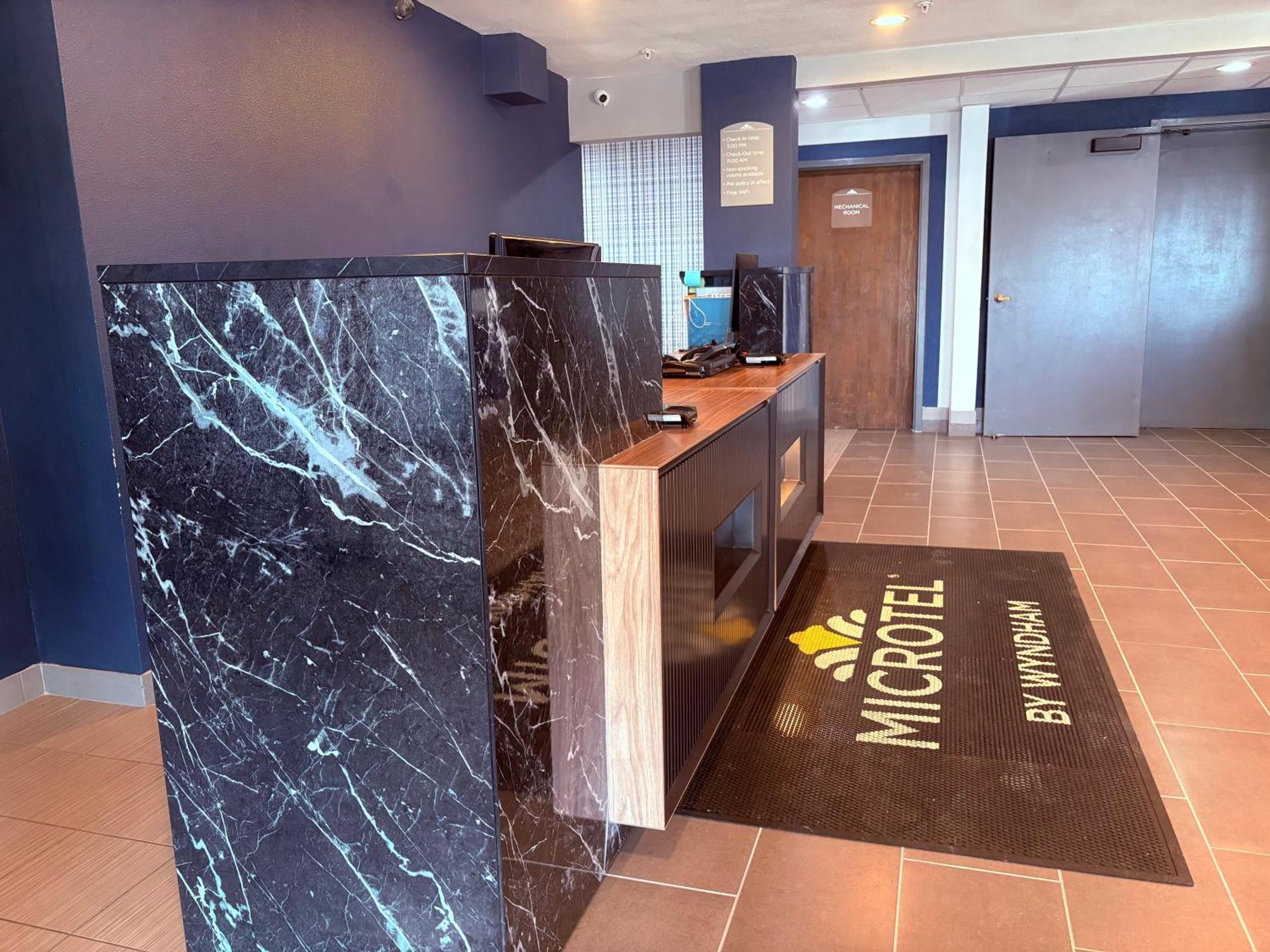 Microtel Inn&Suites DIA Denver Bagian luar foto